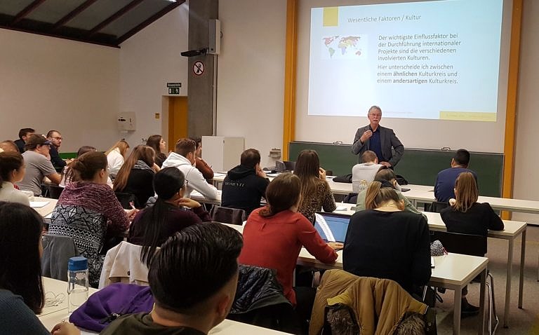 Spannender Gastvortrag zum Thema: „Herausforderungen in internationalen Projekten“